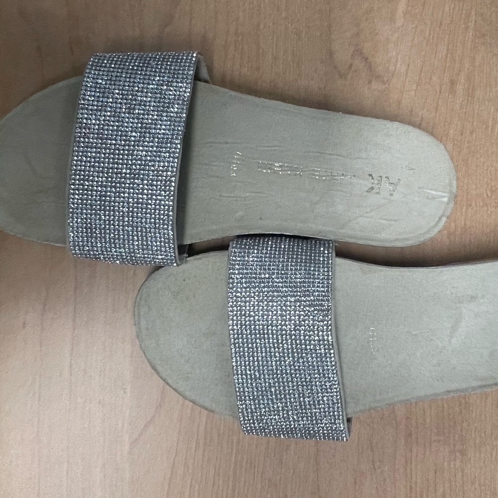 Rhinestone  Embellslide sandals  2 straps  casual to dressy.  VGUC  s. 7 $10 - Picture 3 of 5